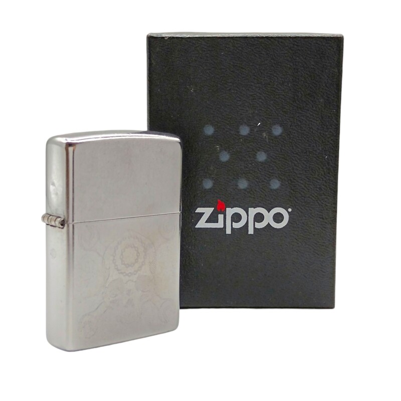 Encendedor ZIPPO 29693 PF 18 Skul Wrenches Design - ZP296937 plateadouniforme