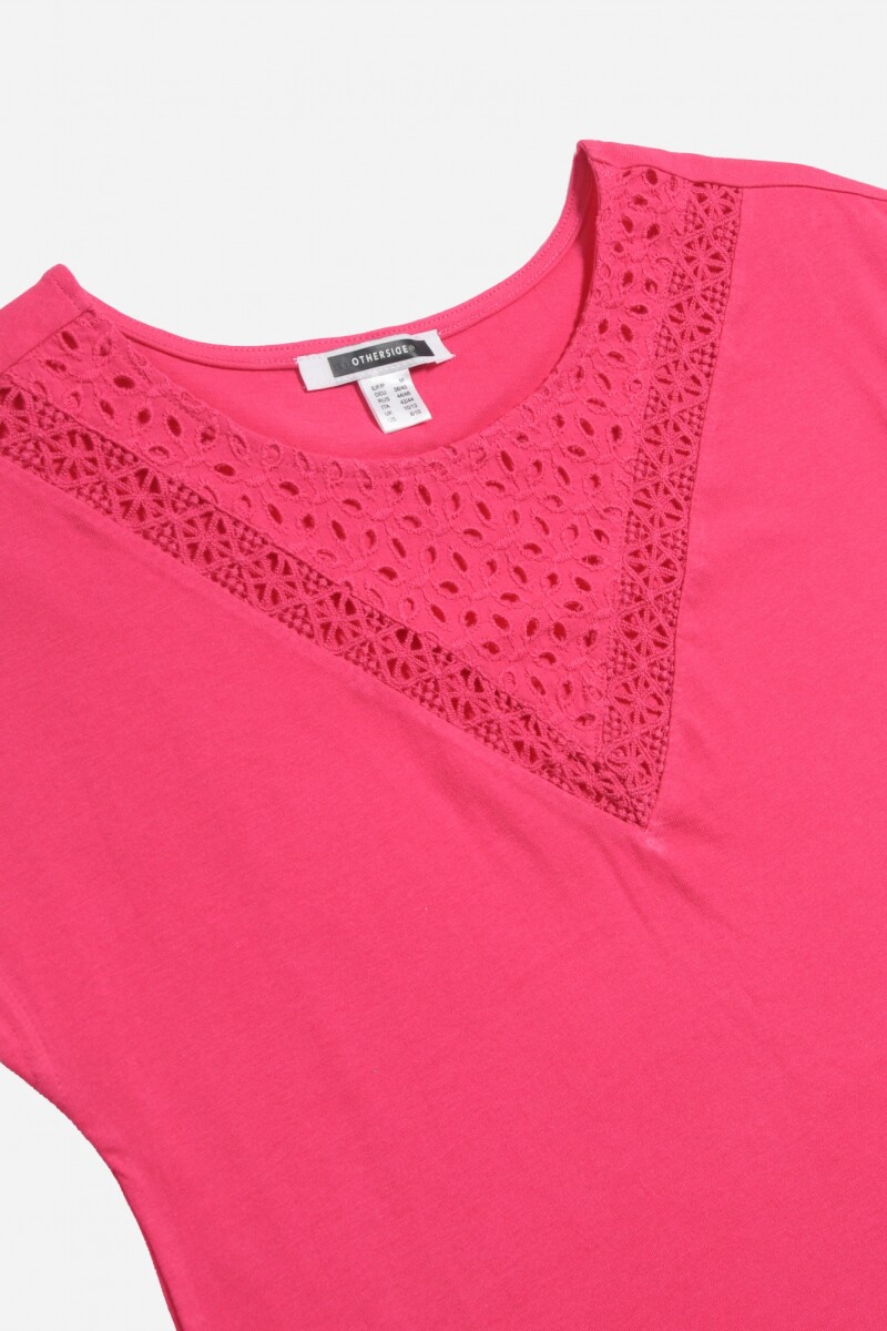 Remera con detalle en broderie FUCSIA