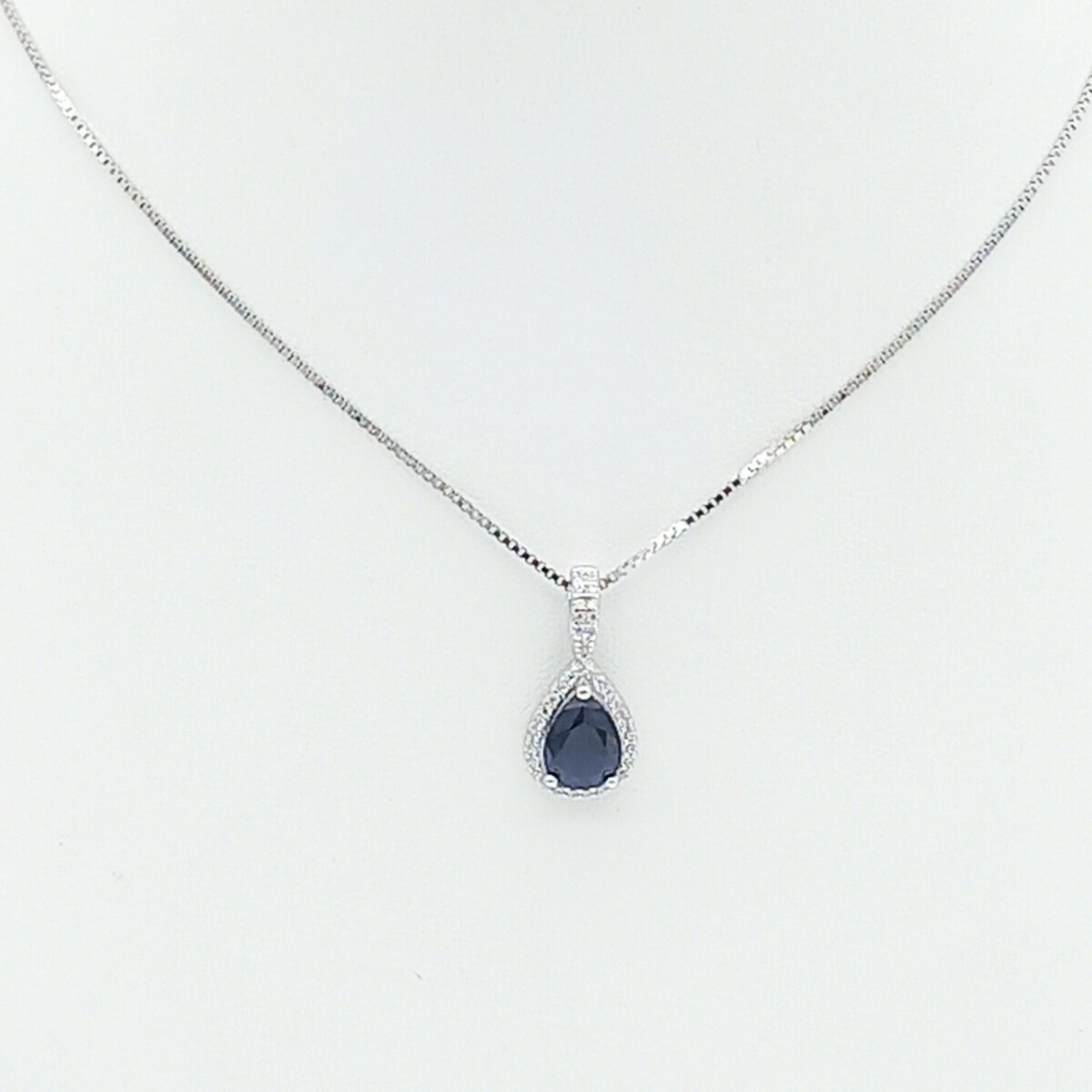 Cadena de plata 925 con baño de oro gris y colgante de circonias. 