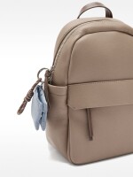 Mochila Básica Con Colgante taupe