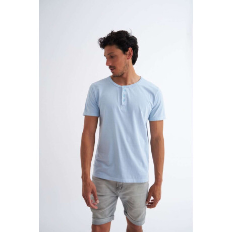 Remera básica Ottis Celeste