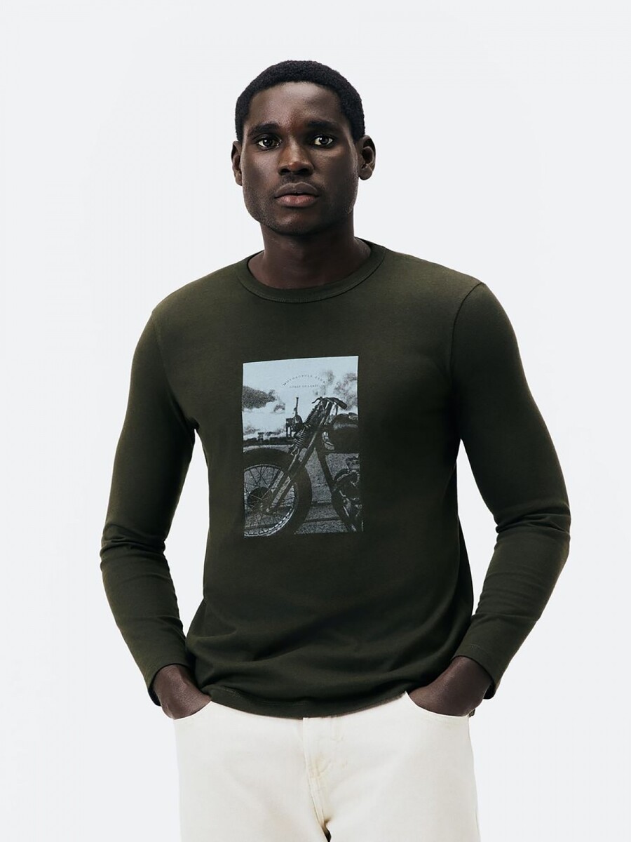 CAMISETA MASCULINA MANGA LARGA CON ESTAMPA - NEGRO 