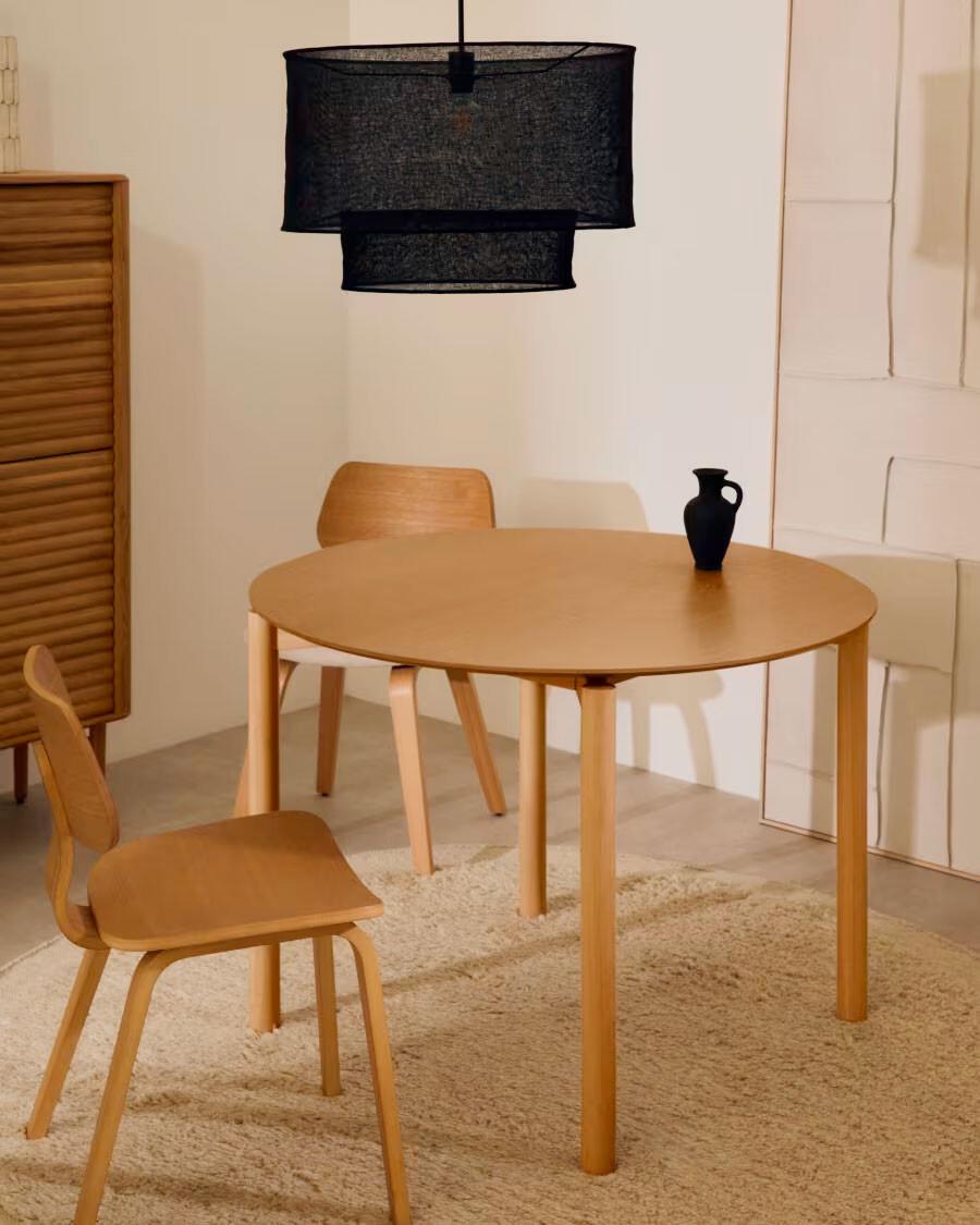 Mesa Indara redonda de chapa de fresno y madera maciza de caucho con acabado tono natural Ø110cm