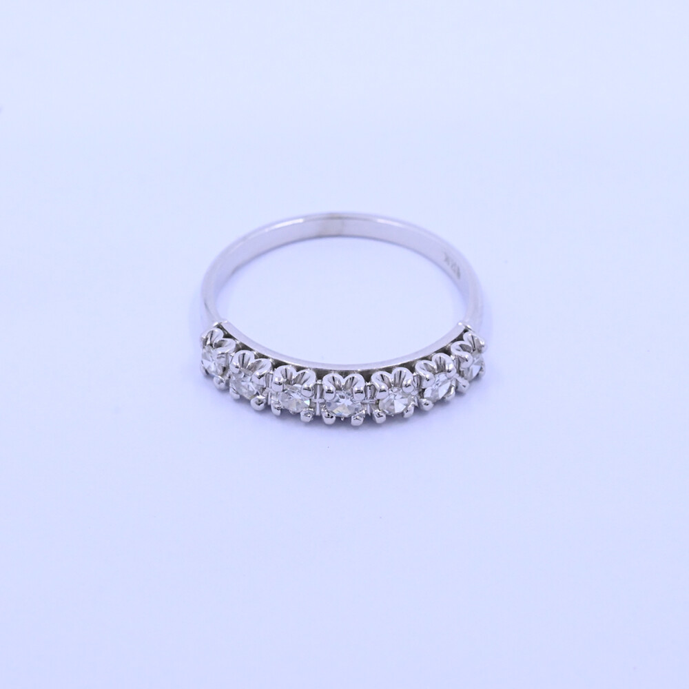 Anillo medio sin fin oro 18k blanco con 7 brillantes engarce 4 puntas. Anillo medio sin fin oro 18k blanco con 7 brillantes engarce 4 puntas.