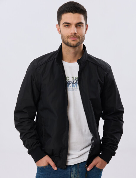 CAMPERA LIVIANA DE NYLON Negro
