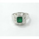 Hermoso anillo en platino con esmeralda central y brillantes Hermoso anillo en platino con esmeralda central y brillantes