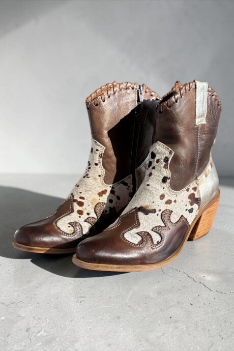 Bota Joaquina Chocolate Con Print Y Arte Bota Joaquina Chocolate Con Print Y Arte