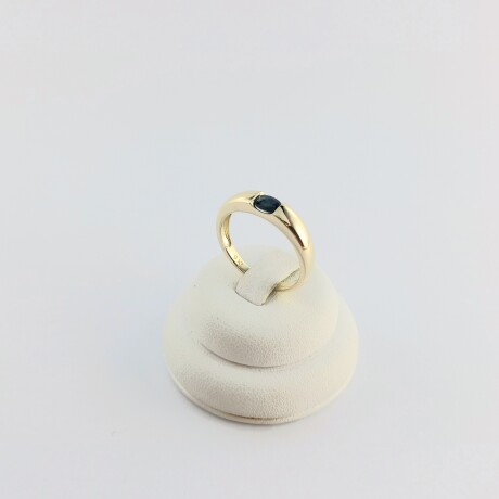 Anillo con Zafiro azul natural engarzado en oro 9 ktes. Anillo con Zafiro azul natural engarzado en oro 9 ktes.