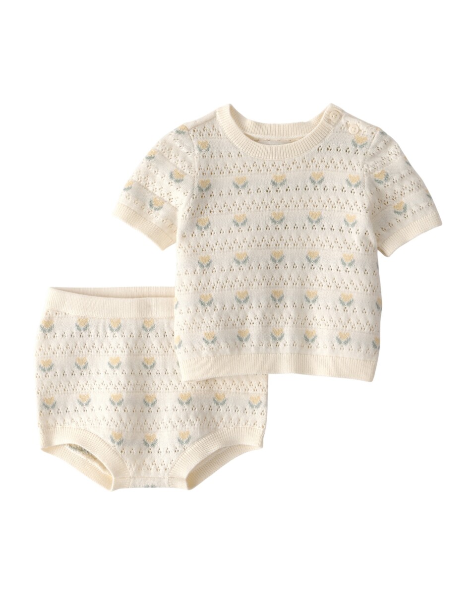 Set dos piezas de algodón orgánico, short y remera, tono miel, diseño floral 