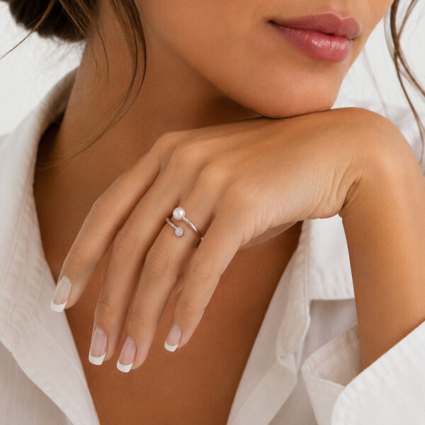 Anillo Isora de MOON en plata 925 con perla y brillante Anillo Isora de MOON en plata 925 con perla y brillante