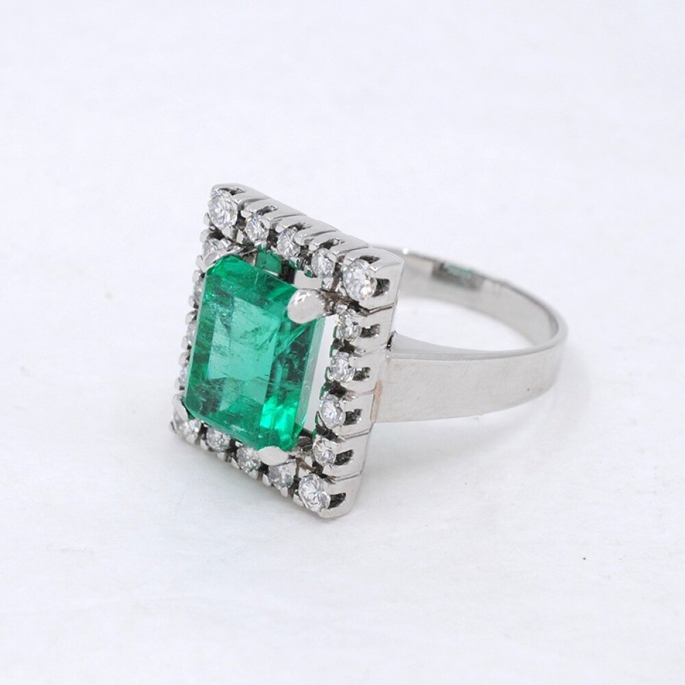 Anillo En Oro Blanco 18K Con Brillantes Y Esmeralda Anillo En Oro Blanco 18K Con Brillantes Y Esmeralda