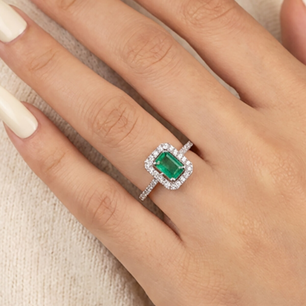 Anillo Montecarlo de oro blanco 18k con esmeralda baguette y brillantes 