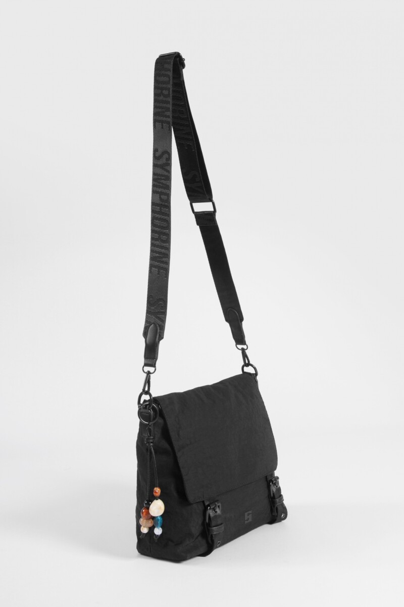 Bandolera con tapa y hebillas negro