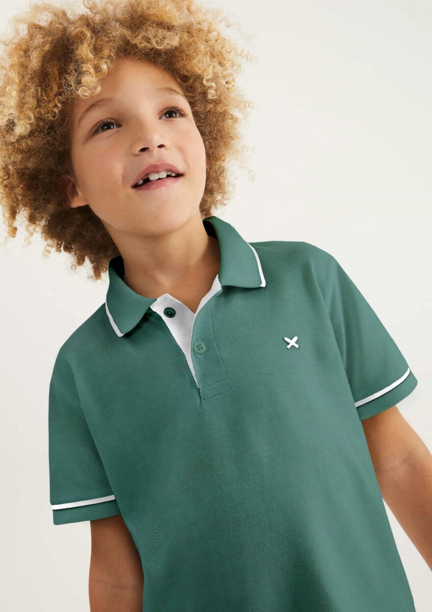 CAMISETA INFANTIL CON CUELLO Y BORDADO - VERDE 