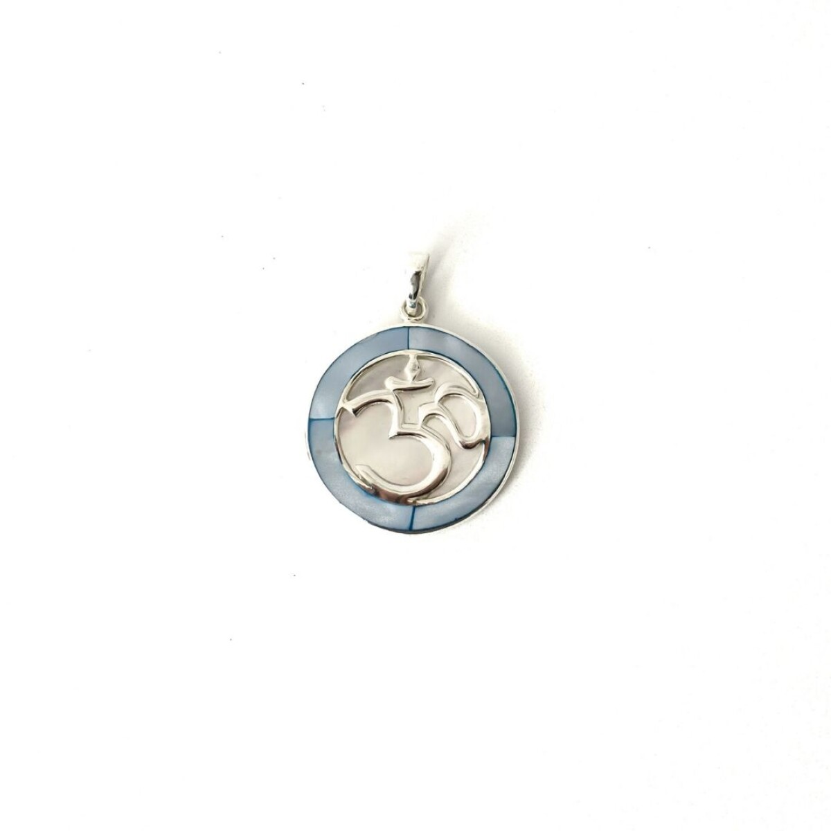 Dije OM Nácar Celeste - Plata 925 