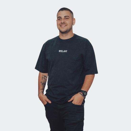 Remera Relajo NewsPaper Negro