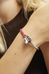 PULSERA DE CUERO ROSA SEMIRÍGIDA BAÑADA EN PLATA DE LEY CON MARIPOSA Pulsera