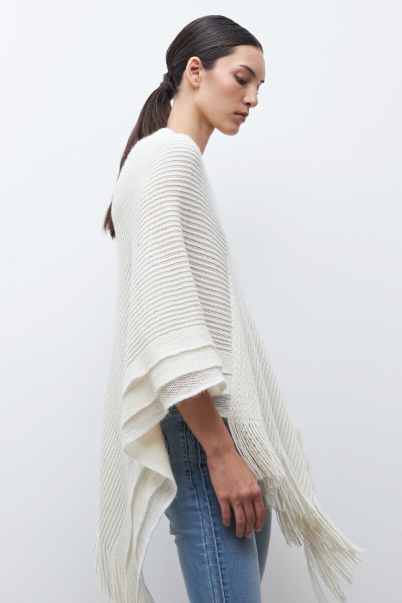 Capa tejida con flecos crudo