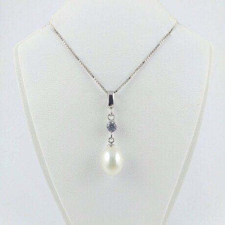 Cadena de plata 925 con dije de perla de río, Largo de cadena 42cm, largo dije 3,2cm, circonia 4mm, perla 1cm. Cadena de plata 925 con dije de perla de río, Largo de cadena 42cm, largo dije 3,2cm, circonia 4mm, perla 1cm.