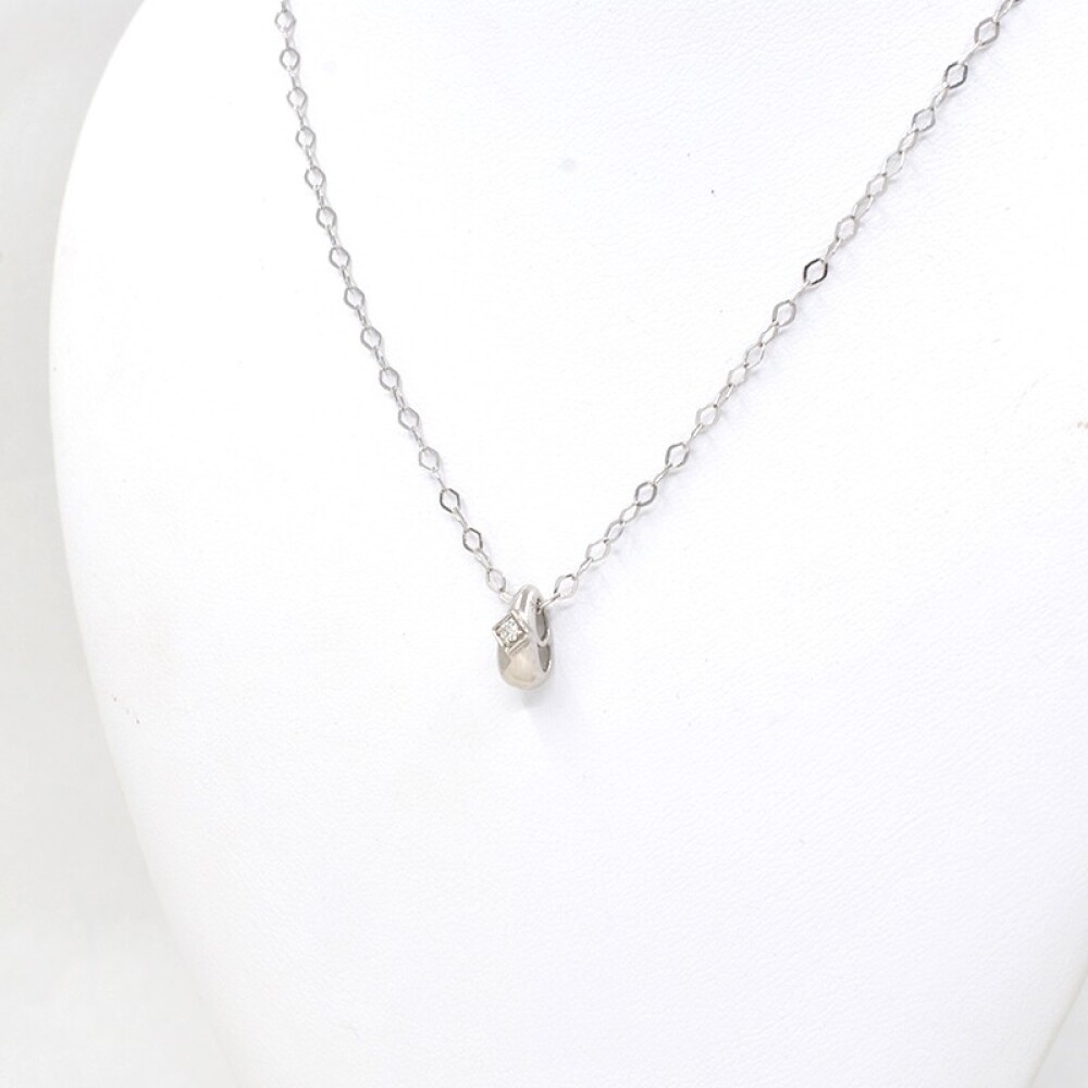 Cadena con dije en oro 18K blanco Y brillante Cadena con dije en oro 18K blanco Y brillante