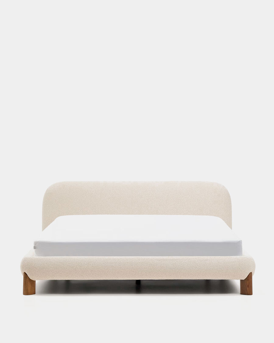 Cama desenfundable Odina bouclé crudo y patas de madera maciza de fresno con acabado tono nogal para colchón de 180 x 200 cm acabado tono nogal para colchón de 180 x 200 cm