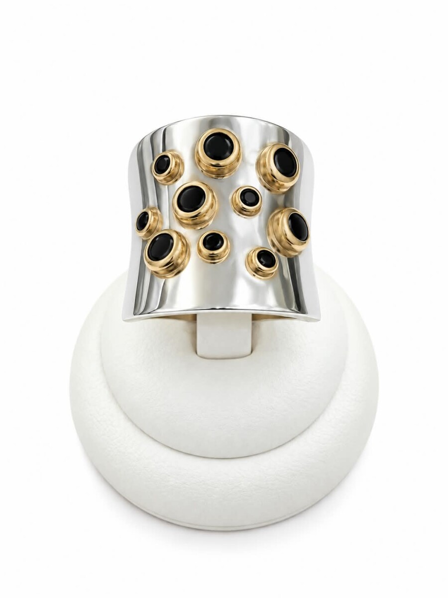 Anillo con zirconias negras 