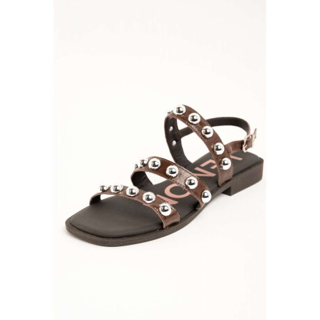 Sandalia De Tiras Con Tachas Chocolate