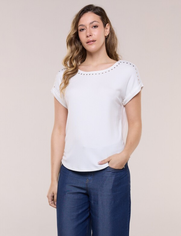 Remera Escote Con Tachas Metálicas CRUDO