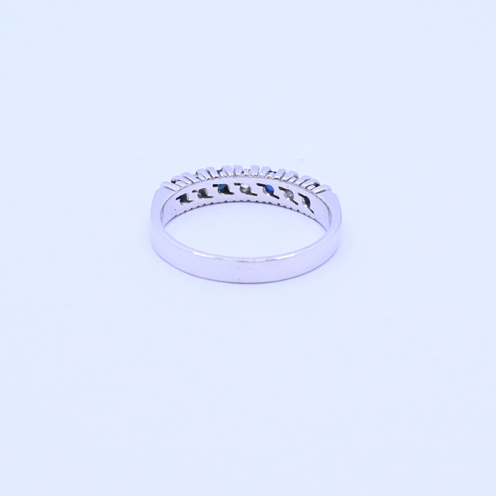 Anillo medio sin fin oro 18k blanco con zafiros y brillantes. Anillo medio sin fin oro 18k blanco con zafiros y brillantes.