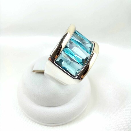 Anillo de plata 925 con double de oro 18k y circonias simil agua marina. Anillo de plata 925 con double de oro 18k y circonias simil agua marina.