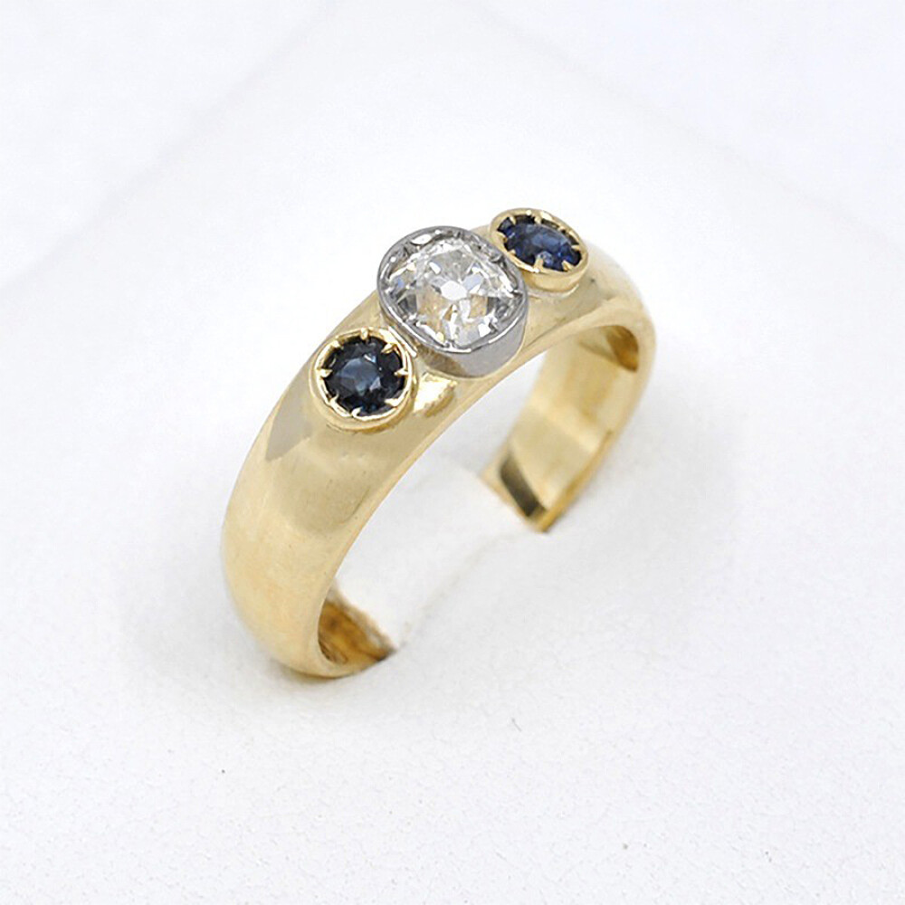 Anillo En Oro 18K Con Brillante Central Y 2 Zafiros Anillo En Oro 18K Con Brillante Central Y 2 Zafiros