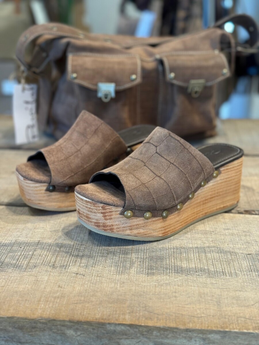 Zuecos Dalia Croco Moka 