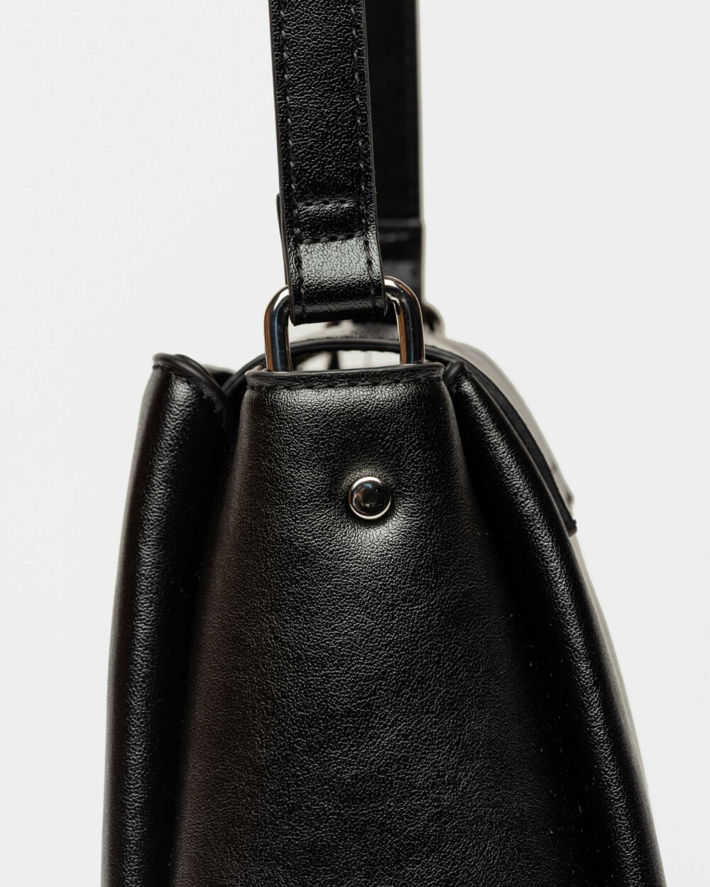 Bandolera Raix en efecto cuero liso Negro