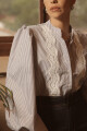 CAMISA C670/25 M/L CUELLO MAO CON PUÑO ENGOMADO Y APLIQUE DE TIRA BORDADA Gris