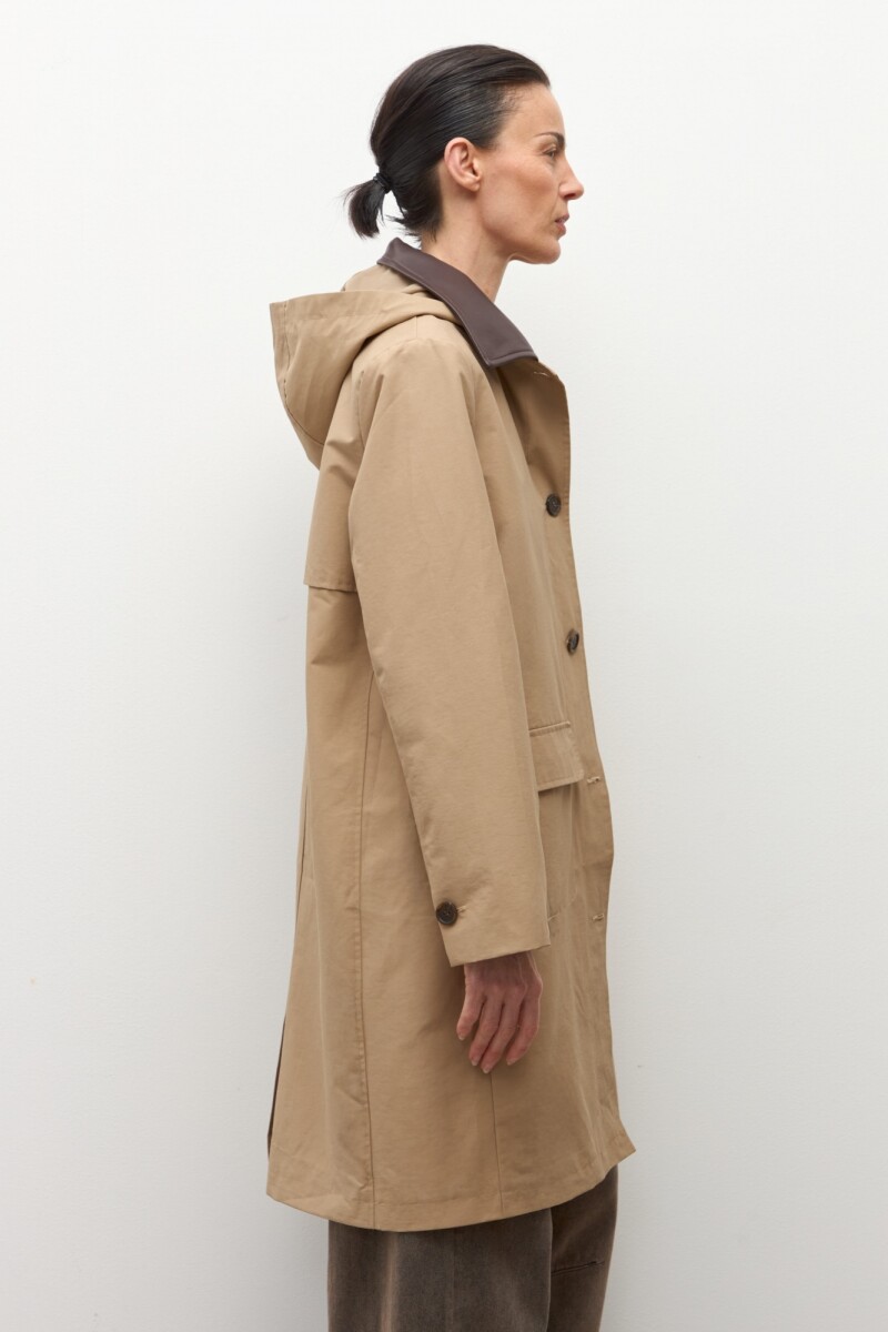 Trench impermeable con cuello en contraste beige