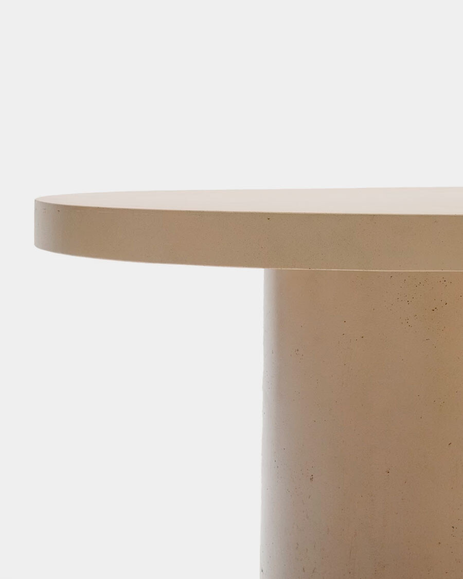 Mesa redonda Aiguablava de cemento beige Ø 120 cm. Mesa redonda Aiguablava de cemento beige Ø 120 cm.