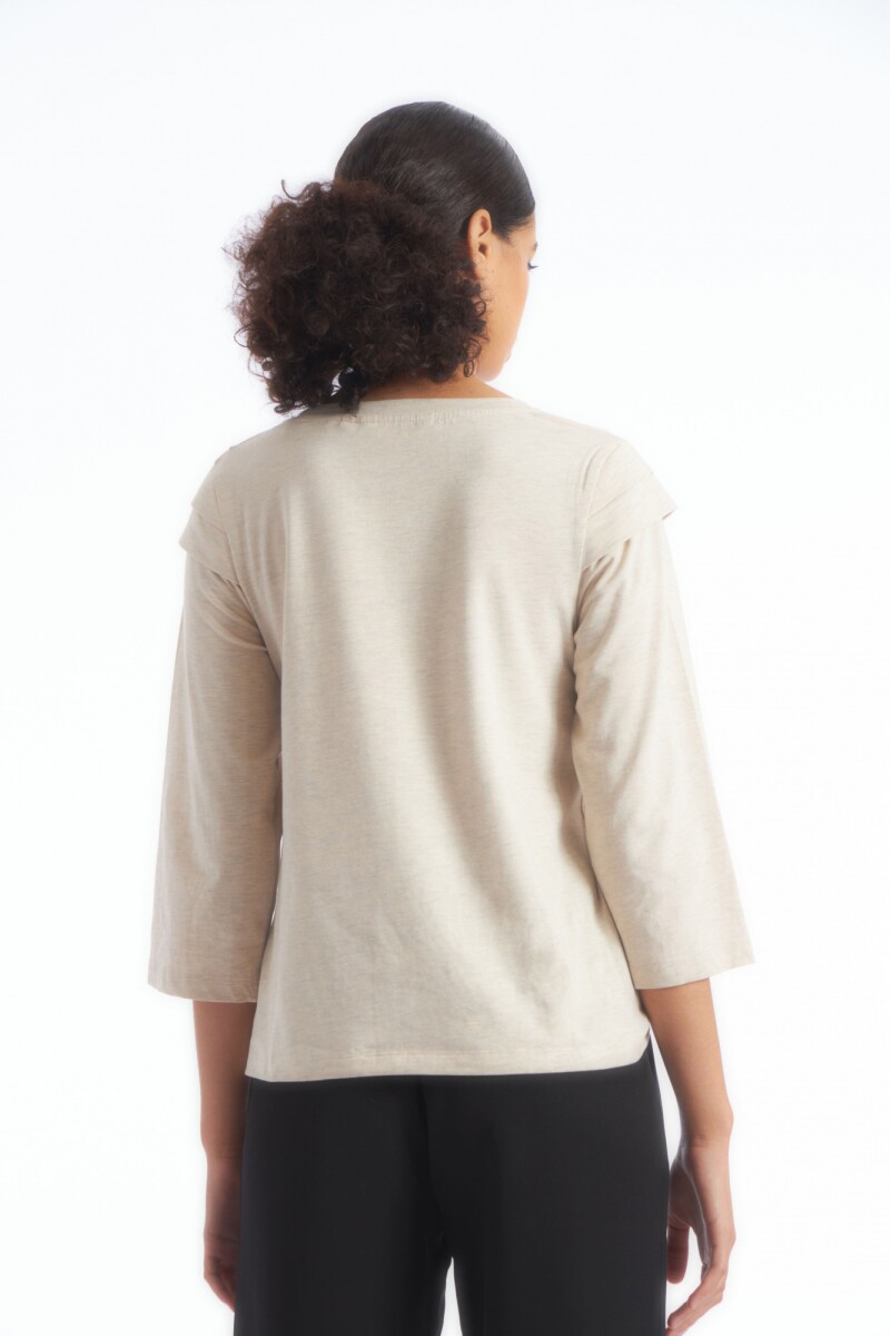Remera escote base con detalle en hombros beige melange