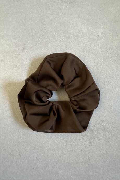 SCRUNCHIE SATIN MARRÓN