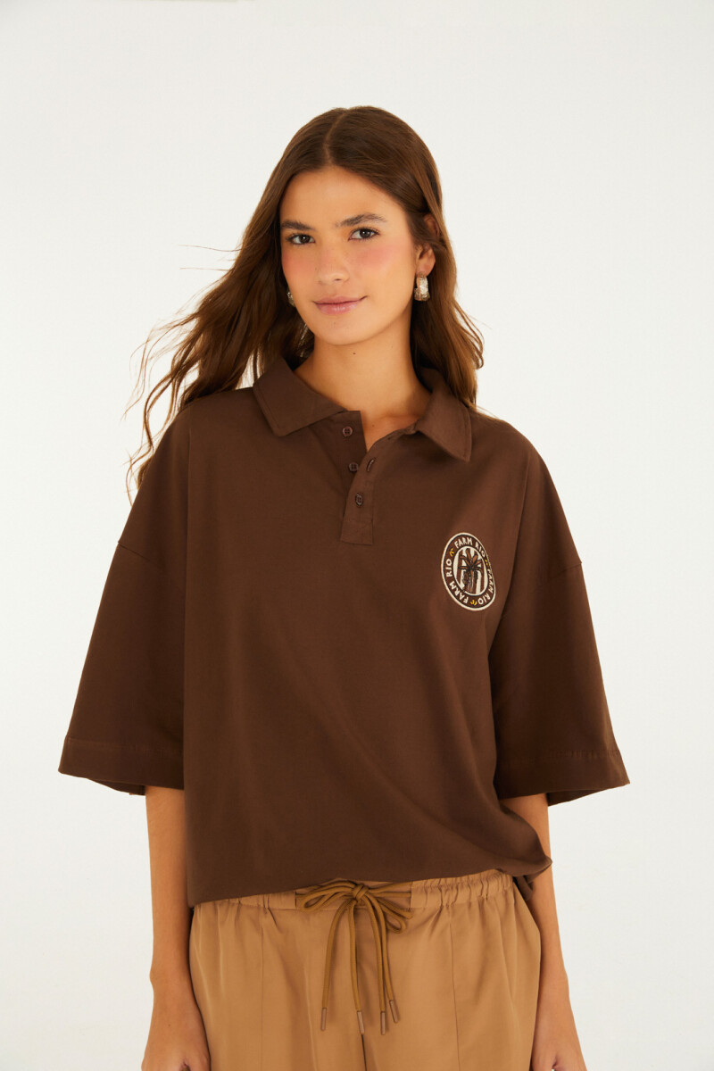 REMERA CON CUELLO Marron