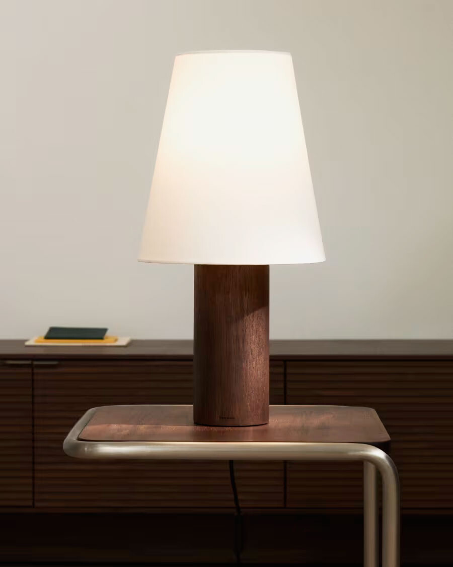 Lámpara de mesa Marga de madera maciza de caucho con acabado oscuro con acabado oscuro