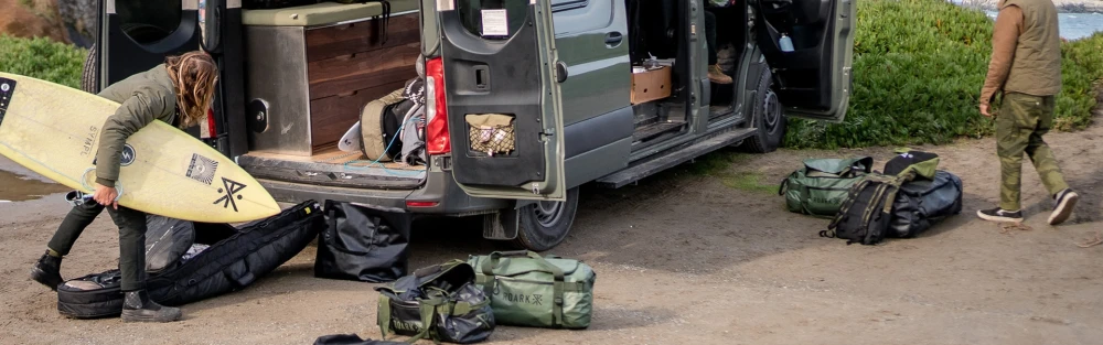 Bolso Roark Keg 80L Duffle en escena de viaje