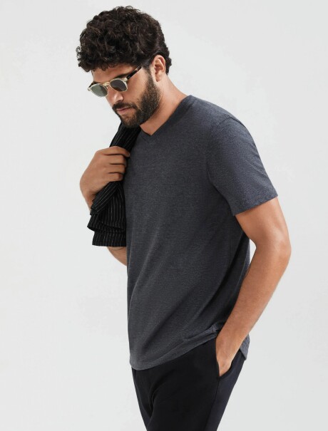CAMISETA BÁSICA MANGA CORTA CUELLO EN V GRIS OSCURO