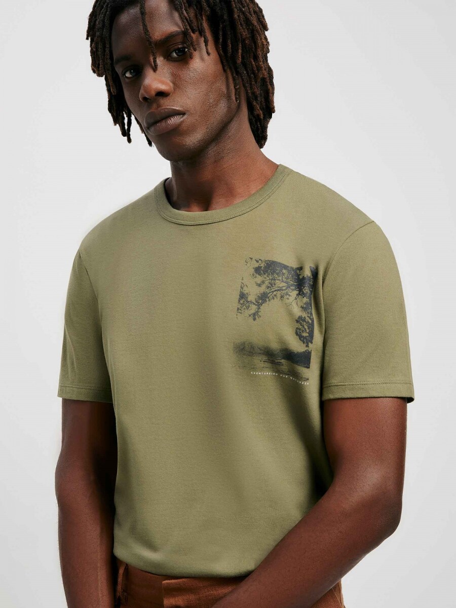 CAMISETA CON ESTAMPA MODELO REGULAR - VERDE 