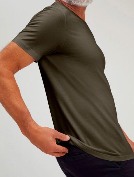 CAMISETA BÁSICA MANGA CORTA CUELLO EN V VERDE MUSGO