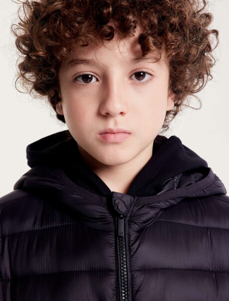 CAMPERA UNISSEX PUFFER CON CAPUCHA Y BOLSILLOS NEGRO