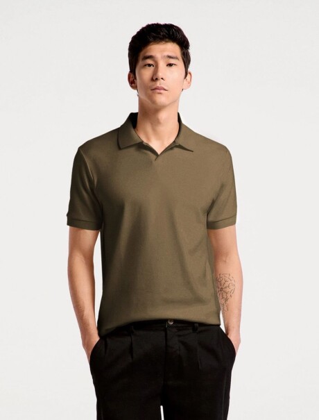 CAMISETA TIPO POLO MODELO REGULAR VERDE