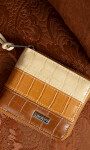 BILLETERA CANDELA CROCO ARENA SUELA HABANO