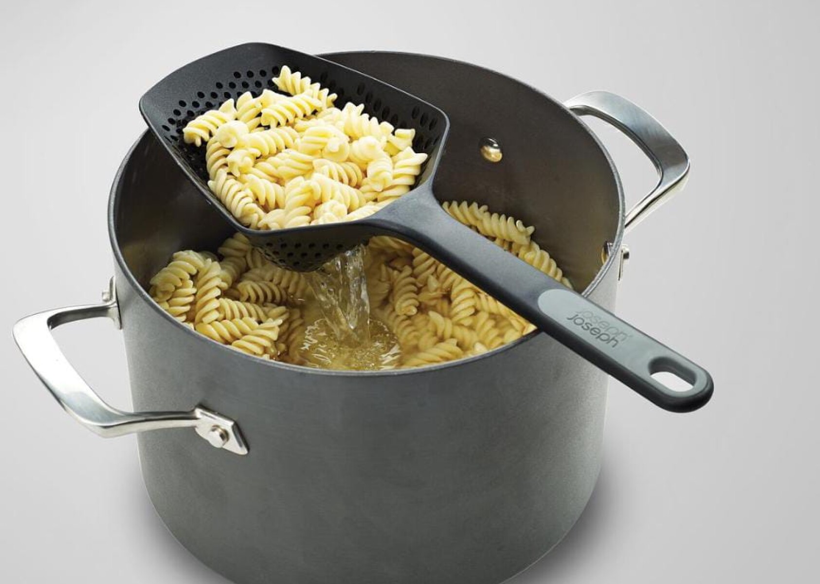 Cucharón escurridor ergonómico 