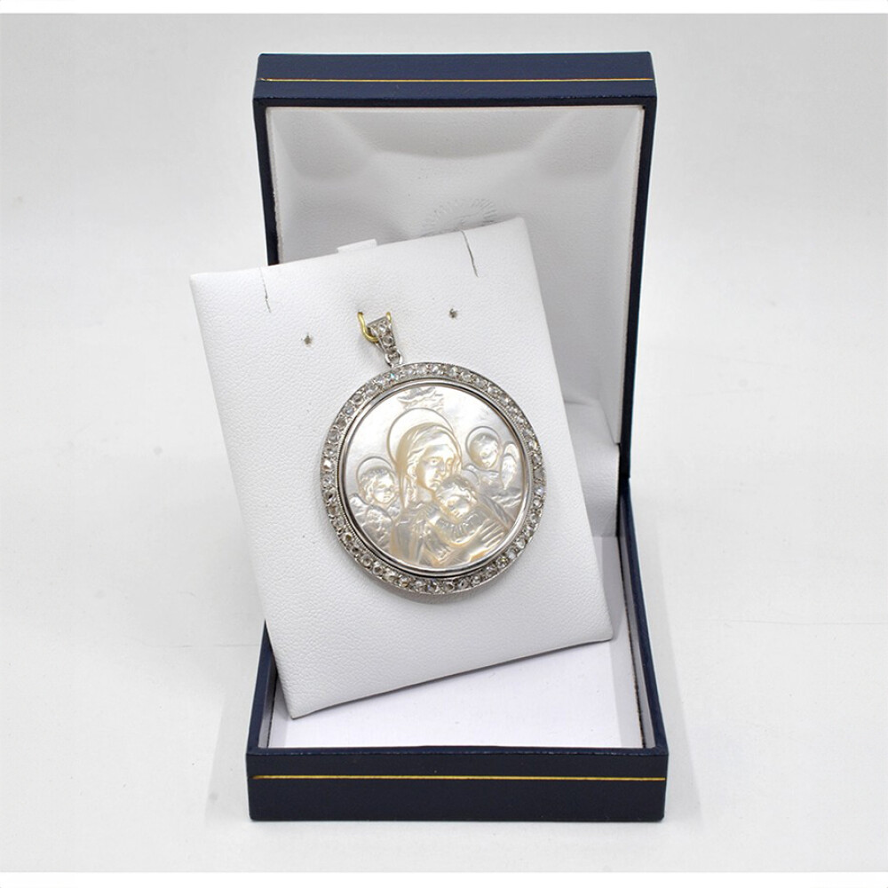 Medalla Estilo Antiguo En Platino Con Imagen Religiosa En Nácar Y Diamantes Medalla Estilo Antiguo En Platino Con Imagen Religiosa En Nácar Y Diamantes