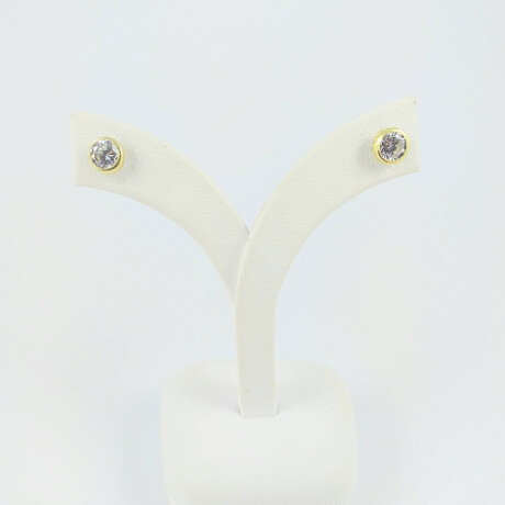 Caravanas de plata 925 con detalles de double en oro 18Ktes con circonia blanca, diámetro 6.5mm, perno y rosca. Caravanas de plata 925 con detalles de double en oro 18Ktes con circonia blanca, diámetro 6.5mm, perno y rosca.